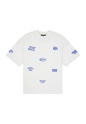 Wit T-shirt met korte mouwen met blauwe grafische tekst inclusief "Fear Less," "WRSTBHVR," "030" en logo-ontwerpen op de voorkant en mouwen.