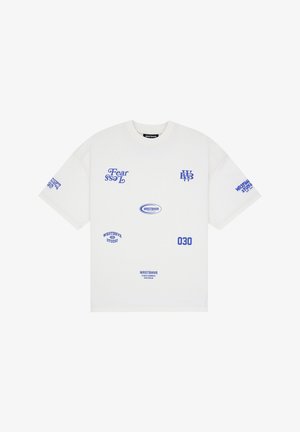 Wit T-shirt met korte mouwen met blauwe grafische tekst inclusief "Fear Less," "WRSTBHVR," "030" en logo-ontwerpen op de voorkant en mouwen.