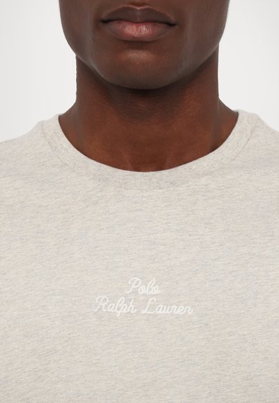 Szara bawełniana koszulka typu crew neck z haftem "Polo Ralph Lauren" w kolorze białym. Prosty design z teksturowanym wykończeniem materiału.