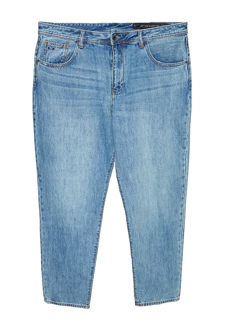 Jeans in denim azzurro chiaro con vestibilità rilassata, cinque tasche e aree leggermente sbiadite. Chiusura con bottoni metallici e topstitching combinato.