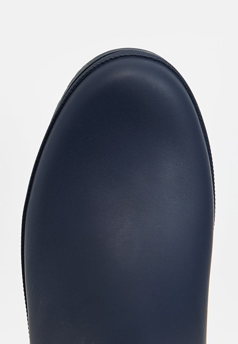 Marineblauer, wasserdichter Stiefel mit glatter Gummi-Oberfläche, rundem Zehenbereich und kontrastierendem Näht entlang des Randes. Minimalistisches Design, keine sichtbaren Beschläge.