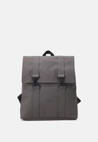 Sac à dos rectangulaire gris avec rabat, deux boucles noires, bretelles verticales, poignée supérieure et logo "RAINS" en relief à l'avant.