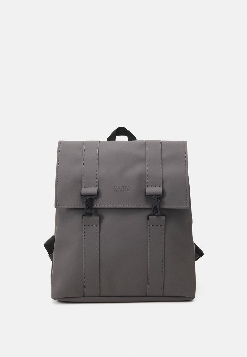 Sac à dos rectangulaire gris avec rabat, deux boucles noires, bretelles verticales, poignée supérieure et logo "RAINS" en relief à l'avant.