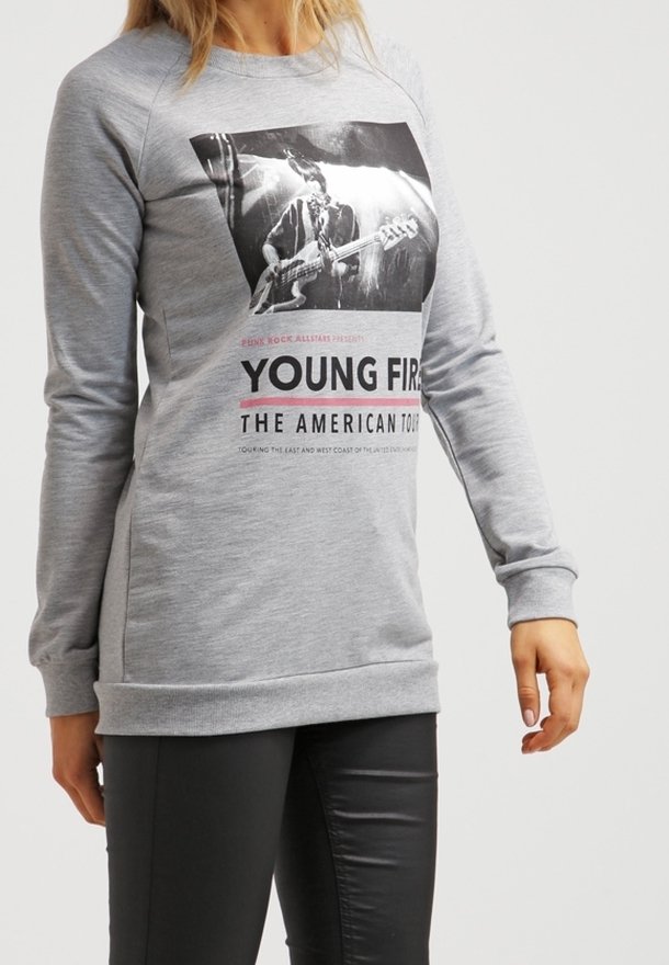Szaro-sweterek z dużą czarno-białą grafiką gitarzysty oraz czerwonym napisem "YOUNG FIRE THE AMERICAN TOUR". Wykonany z bawełny, z długimi rękawami.