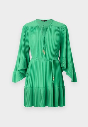 Grünes plissiertes Kleid mit langen Glockenärmel, Kordelzug-Ausschnitt und geflochtenem Gürtel mit goldenen Hardware-Akzenten. Glatte Textur, knielang.
