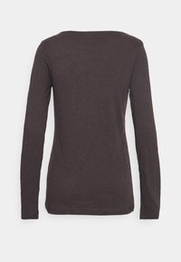 Langärmliges, dunkelbraunes T-Shirt aus einem weichen, strukturierten Stoff mit rundem Ausschnitt und ohne sichtbare Grafiken oder Verzierungen.