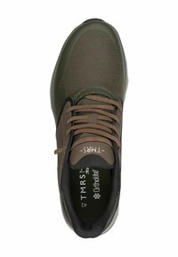 Scarpa sportiva verde oliva con tomaia in mesh testurizzato, dettagli marroni e lacci piatti. Presenta una soletta ammortizzata etichettata "Ortholite".