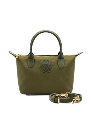 Sac à main en toile verte avec deux poignées courtes, une fermeture éclair, un patch logo embossé et une sangle amovible et ajustable. Quincaillerie dorée.