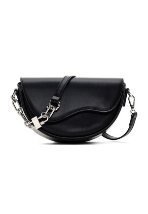 Borsa a mano in pelle nera a mezzaluna con patta ondulata, catena argentata e tracolla in pelle, con dettagli in metallo argentato.