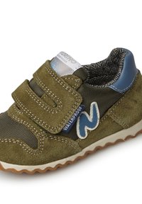 Sneaker verde impermeabile con cinturini in Velcro, materiali in tessuto e suede, dettagli blu e suola in gomma marrone chiaro.