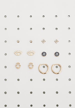 Gli orecchini in oro rosa presentano vari design: due paia di orecchini a perno, forme a occhio, motivi di mani, forme floreali e pietre rotonde decorative su uno sfondo perforato.