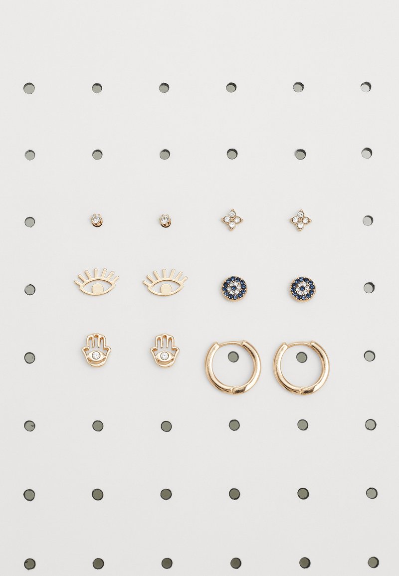 Roza zlato uhani prikazujejo različne oblike: dve pari uhane na razpotju, oblike oči, ročne motive, cvetlične oblike in okrogle naglavne kamenčke na perforirani podlagi.