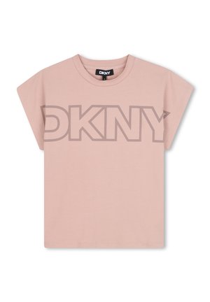 Lichtroze katoenen T-shirt met korte, wijde mouwen en een groot grijs DKNY-logo op de voorkant gedrukt. Soepele textuur en casual ontwerp.