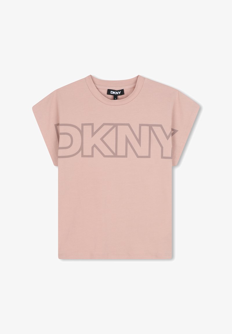 T-shirt en coton rose clair avec des manches courtes et larges, et un grand logo DKNY gris imprimé sur le devant. Texture lisse et design décontracté.