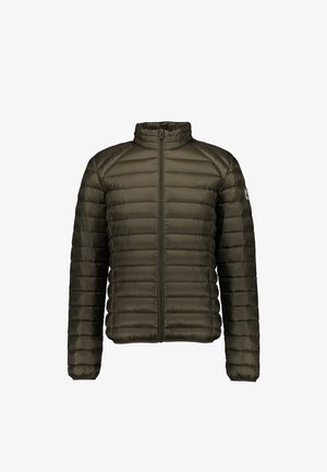 Olijfgroene doorgestikte pufferjas met voorrits, hoge kraag, lange mouwen en een kleine ronde logopatch op de linkerarm.