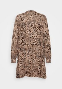 Kleot z leopardzim wzorem w beżowo-czarnych kolorach, z długimi rękawami, warstwowym krojem i zwiewną sylwetką. Miękka tkanina o fakturowanym wyglądzie.