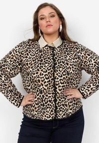 Jachetă cu imprimeu leopard, cu guler crem și accente negre. Confecționată dintr-un material moale, cu nasturi în față și un fit lejer.
