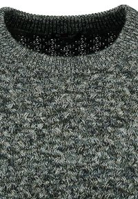 Maglione lavorato a maglia verde scuro con un motivo testurizzato e colletto girocollo a coste. Il materiale presenta un mix di filati più scuri e più chiari per aggiungere profondità.