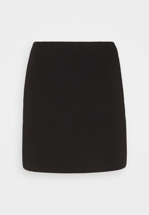 Μαύρη κοντή φούστα από λείο ύφασμα, με κομψή εφαρμογή και δύο κατακόρυφες ραφές, προσφέροντας μια καθαρή, μινιμαλιστική σιλουέτα.