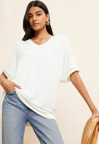 Friends Like These SHORT SLEEVE V NECK CROCHET - T-shirt med print - cream