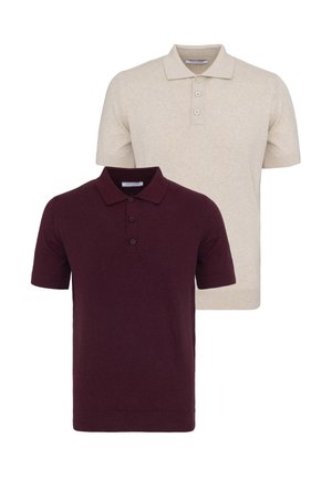 Két rövid ujjú galléros póló, egy bézs és egy sötét bordó, mindkettő háromgombos szegéllyel és kötött anyagból.
