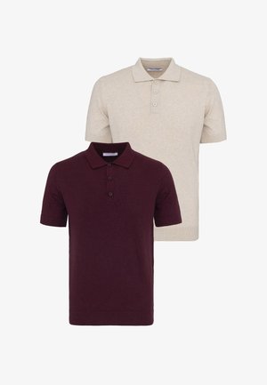 To kortærmede poloer, én beige og én mørk bordeaux, begge med tre-knaps åbning og strikket stof.