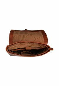 Bolso mensajero de cuero marrón abierto para mostrar el compartimento acolchado para laptop y múltiples bolsillos interiores con revestimiento de tela.