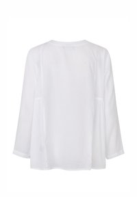 Bílá halenka s dlouhým rukávem z lehké látky. Má volný střih, zaoblený lem a jemnou strukturu s kulatým výstřihem.