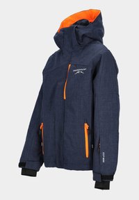 Blaue wasserdichte Jacke mit orangefarbenen Akzenten, Kapuze und mehreren Reißverschlusstaschen. Verfügt über einen strukturierten Stoff und verstellbare Bündchen.