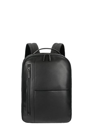 Schwarzer Leder-Rucksack mit verstellbaren Trägern, vorderer Reißverschlusstasche und glatter Textur. Merkmale ein minimalistisches Design und robustes Zubehör.