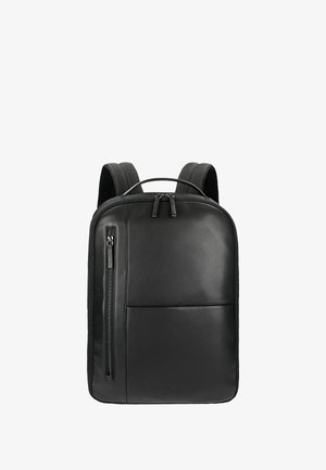 Schwarzer Leder-Rucksack mit verstellbaren Trägern, vorderer Reißverschlusstasche und glatter Textur. Merkmale ein minimalistisches Design und robustes Zubehör.