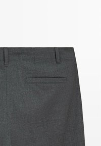 Pantaloni da vestito grigio scuro che mostrano la parte superiore posteriore con passanti per cintura e una tasca con filetto singolo.