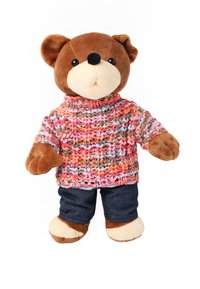 Mjukisdjur björn som bär en flervarvad stickad tröja och mörkblåa jeansbyxor. Detaljerna inkluderar brun päls och runda svarta ögon.