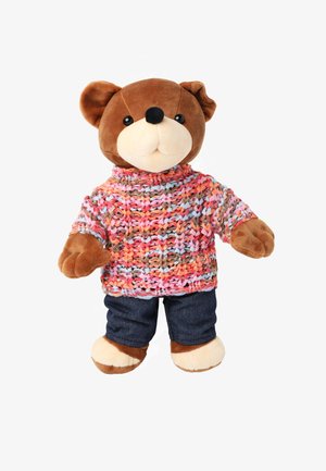 Peluche ours portant un pull en tricot multicolore et un pantalon en denim bleu foncé. Les détails incluent une fourrure brune et des yeux noirs ronds.