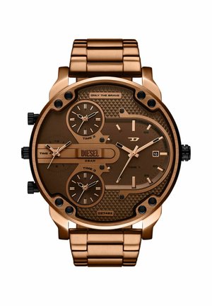 Diesel-Armbanduhr in Bronzeton mit vier Zeitzonen, Datumsfenster, strukturiertem Zifferblatt und Metallgliedarmband.