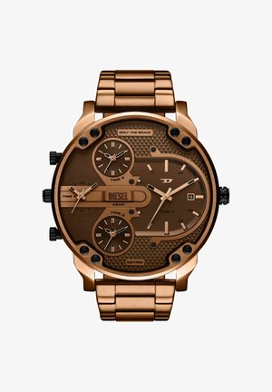 Diesel-Armbanduhr in Bronzeton mit vier Zeitzonen, Datumsfenster, strukturiertem Zifferblatt und Metallgliedarmband.
