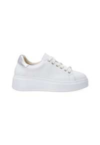 Hvid sneaker med rund tå, tekstureret læderoverdel, sølv hæl accent og en tyk hvid gummisål. Har seks snopper og snørebånd.