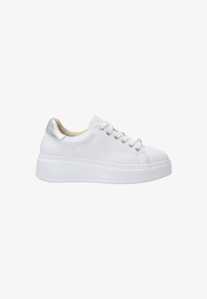 Sneaker blanc avec un bout rond, tige en cuir texturé, accent argenté au talon et semelle en caoutchouc blanc épaisse. Comprend six œillets et des lacets.