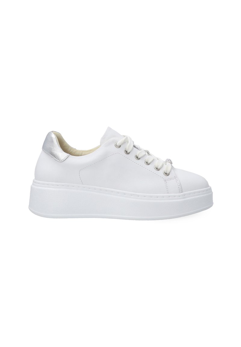 Hvid sneaker med rund tå, tekstureret læderoverdel, sølv hæl accent og en tyk hvid gummisål. Har seks snopper og snørebånd.