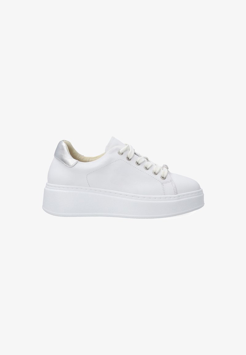 Witte sneaker met een ronde neus, bovenwerk van textuurleder, zilveren hakaccent en een dikke witte rubberen zool. Beschikt over zes veterogen en veters.