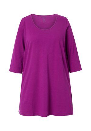 Paarse, kortärmad tuniek met een ronde hals, gemaakt van zacht materiaal. Heeft zijsplitten voor een relaxte fit. Zachte textuur zonder patronen.
