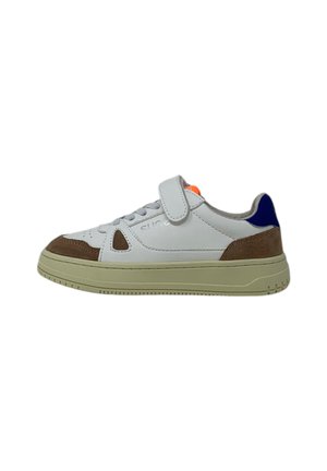 Sneaker bianca con dettagli in suede marrone, suola crema e dettaglio sul tallone blu/verde; presenta una tracolla in velcro e un design laterale perforato.