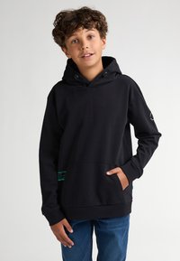 Sudadera con capucha negra, con un bolsillo canguro y detalle en texto verde en la parte frontal. Fabricada en tejido suave, cuenta con un corte relajado.
