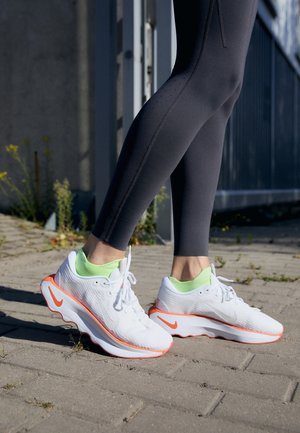 MOTIVA - Chaussures de running sur route - white/orange