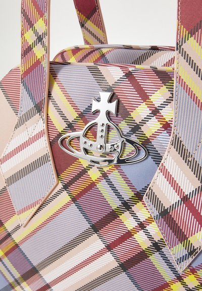 Ruudullinen käsilaukku, jossa on vaaleita sävyjä vaaleanpunaisesta, keltaisesta ja punaisesta. Hopeiset detaljit ja erottuva emblem. Teksturoitu synteettinen materiaali.