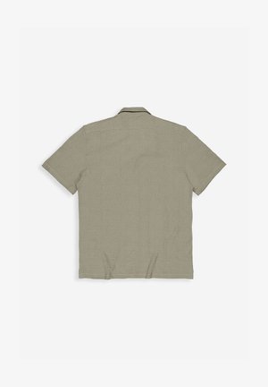 Beiges Herrenhemd mit kurzen Ärmeln und Kragen, von hinten auf weißem Hintergrund dargestellt.