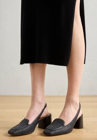 Classic heels - black