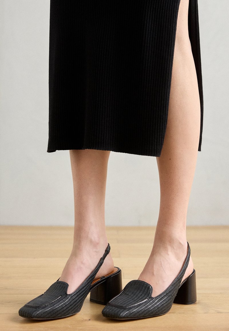 ÁNGEL ALARCÓN Classic heels black - Main Image