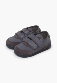 Scarpe per bambini di colore grigio scuro, realizzate in pelle e suede, dotate di due cinturini regolabili in Velcro e di una suola in gomma. Design con punta arrotondata.