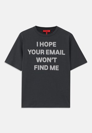 T-shirt in cotone grigio con scollatura rotonda e maniche corte. Presenta un testo grande e bianco: "SPERO CHE LA TUA EMAIL NON MI TROVI."